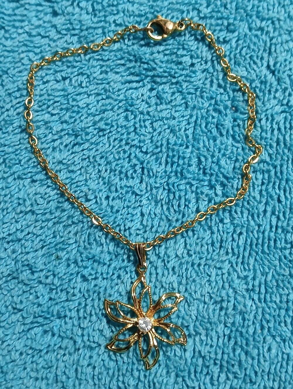 Gold Flower Pendant Bracelet - Elegant Women's Jewelry